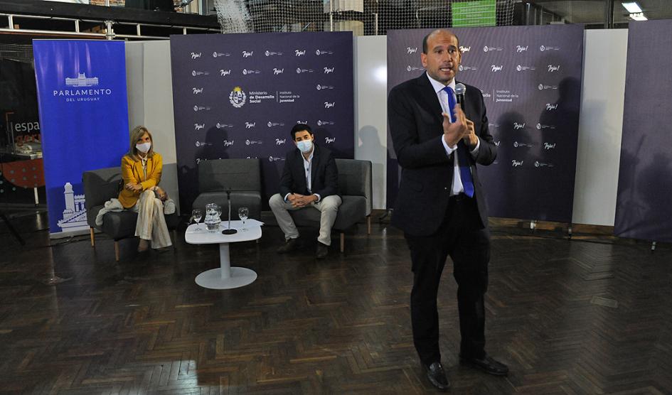 Ministro Lema presenta Premios INJU Ministro Lema presenta Premios INJU