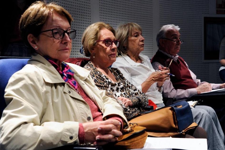 4 personas mayores sentadas mirando hacia delante de ellas.