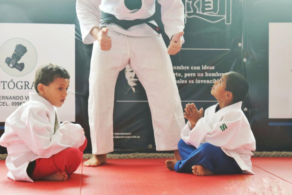 Convenio MIDES Federación de Judo Dos niños observan a su profe de Judo