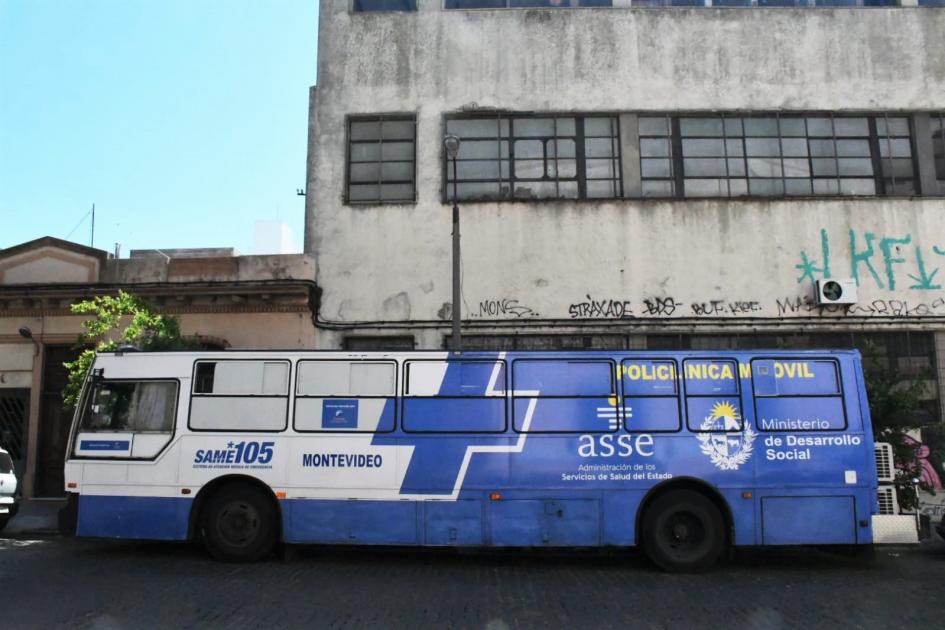 Policlínico móvil en la puerta de la UTU (Foto cedida por ASSE)