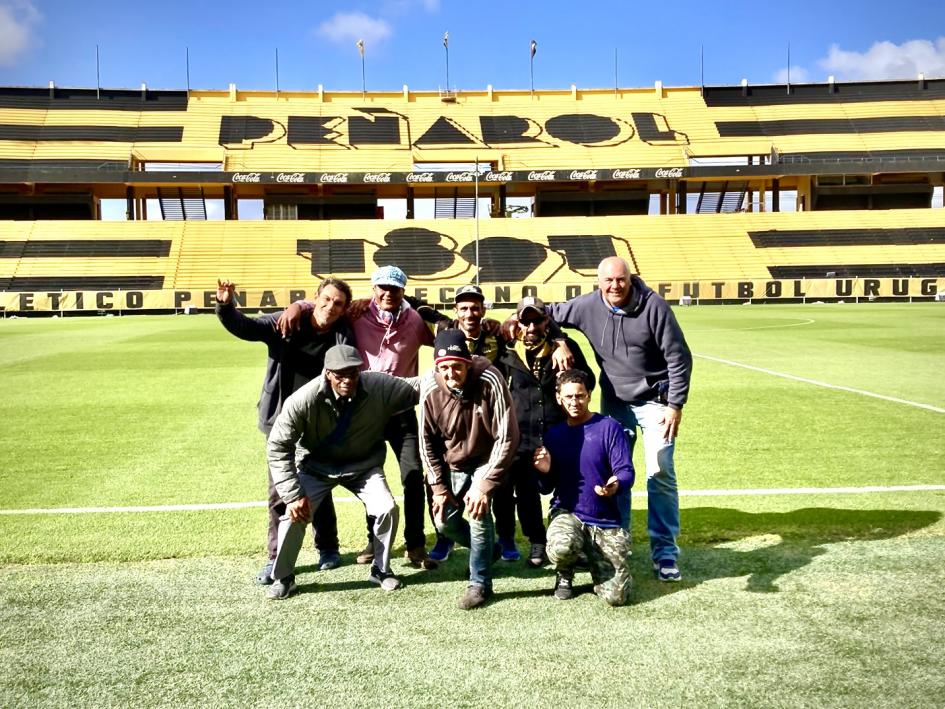 Participantes de programa MIDES en el campo de juego del estadio Campeón del Siglo