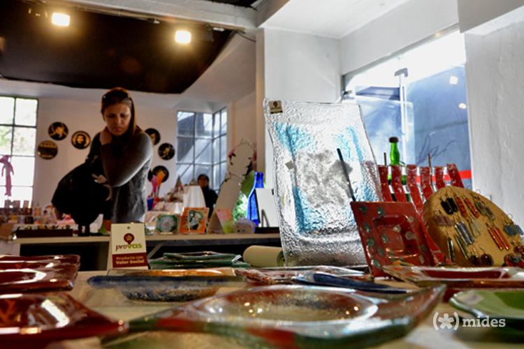 ProVas en la Rural del Prado Stand de ProVas con artesanías y una mujer mirando los productos.