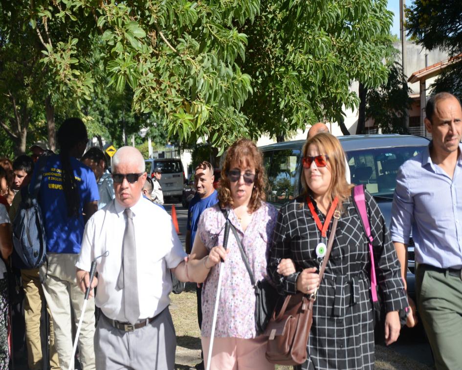 3 usuarios con discapacidad visual, 1 hombre y dos mujeres llegando al Centro Cachón.