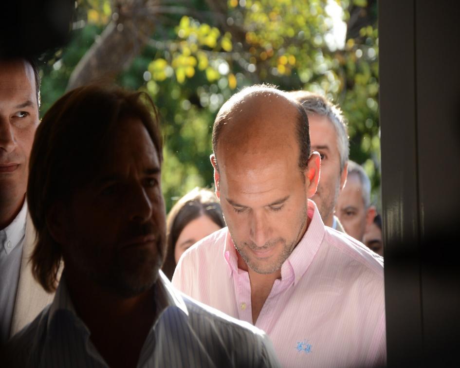 Presidente Lacalle Pou junto al ministro Lema y el director actual del Centro Cachón Luis lacalle Pou entrando al Centro, seguido del ministro Lema y del director del Cachón