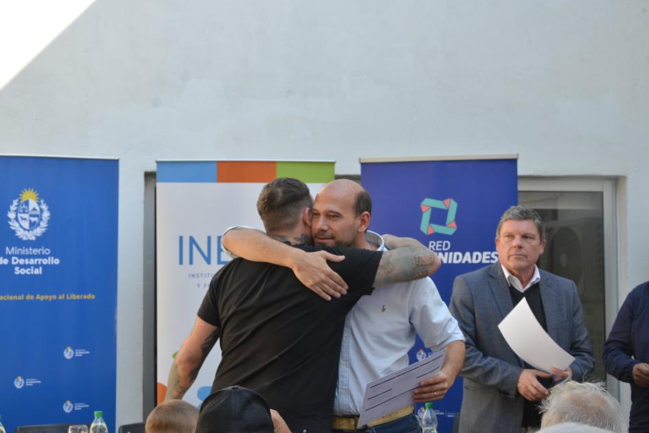 Ministro Lema entregando su diploma a un participante