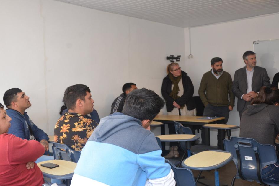 Autoridades de Mides, Dinali e Inefop junto a docentes de Adra frente a alumnos sentados en aula.