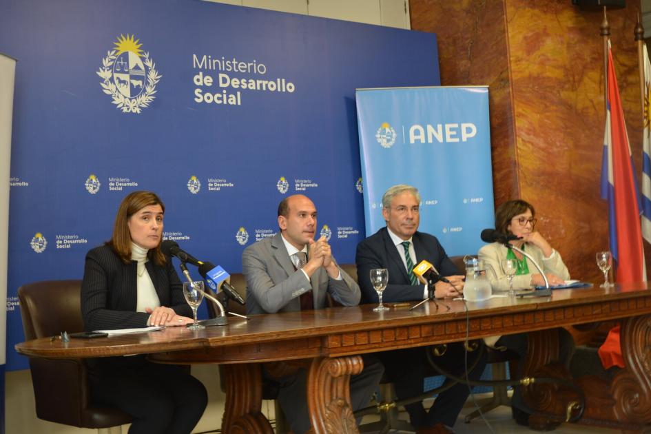 Mesa de autoridades durante la oratoria de Floencia Krall. Krall, Lema. Silva y De las Heras en mesa de oradores. Al fondo banner de MIDES y ANEP.