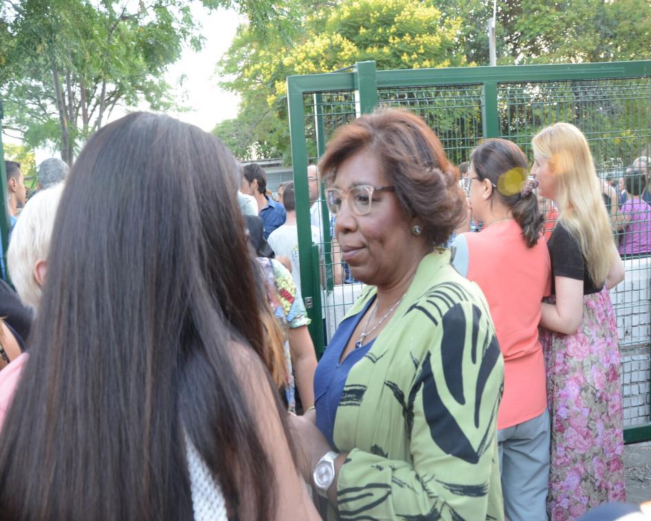 Senadora Gloria Rodríguez conversa con usuarios del Cachón en la puerta de acceso al Centro