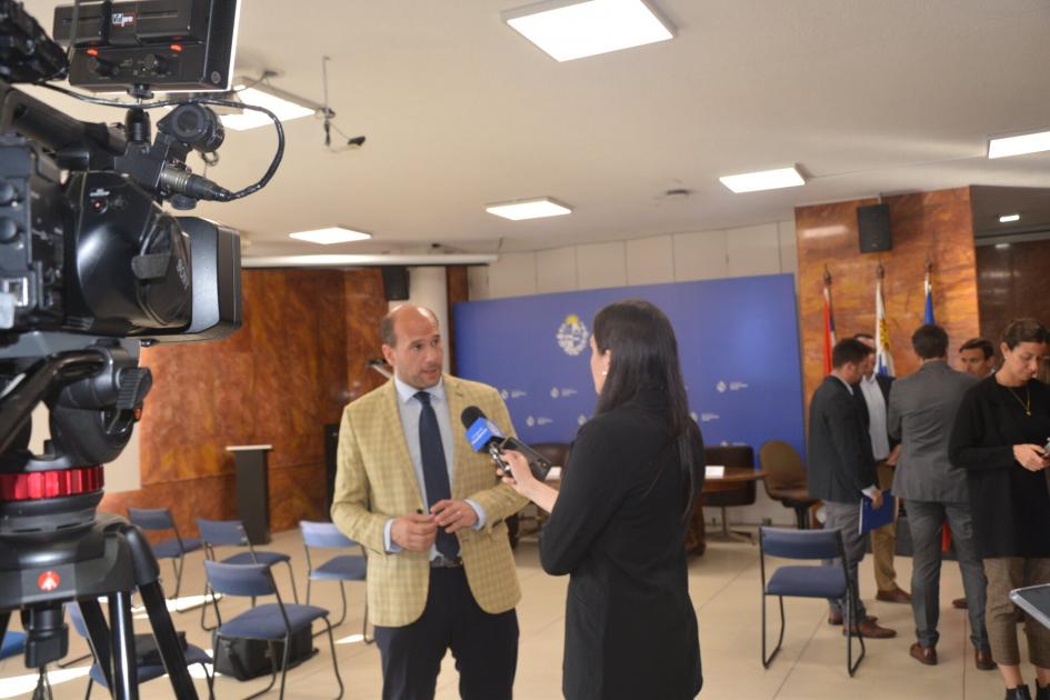 Ministro Lema detalla en qué consiste el convenio sociolaboral con Ingener Martín Lema hace declaraciones a medios de Presidencia. Atrás equipo técnico de DINALI y de Ingenern