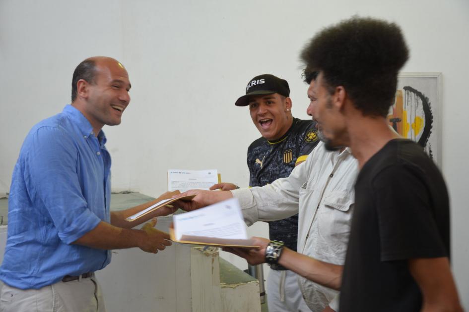 Lema entregando los certificados Lema entregando los certificados