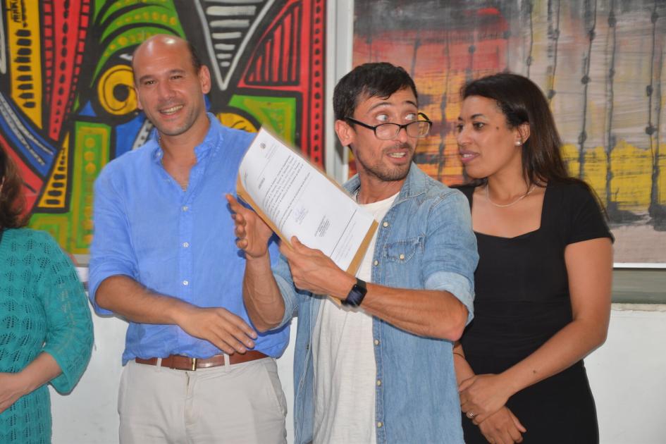 Ministro Lema entregando certificados Ministro Lema entregando certificados