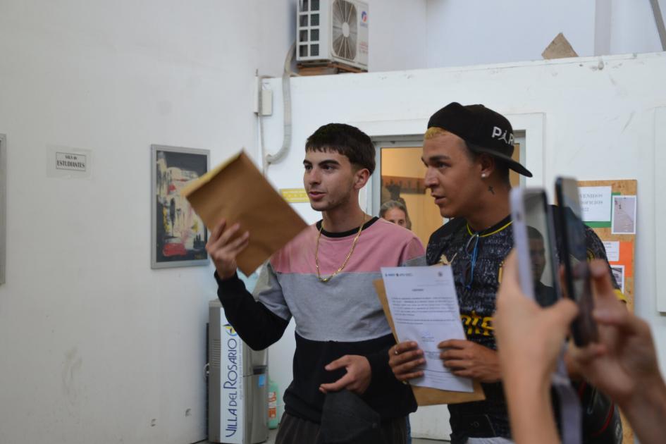 Jóvenes con sus certificados Jóvenes con sus certificados