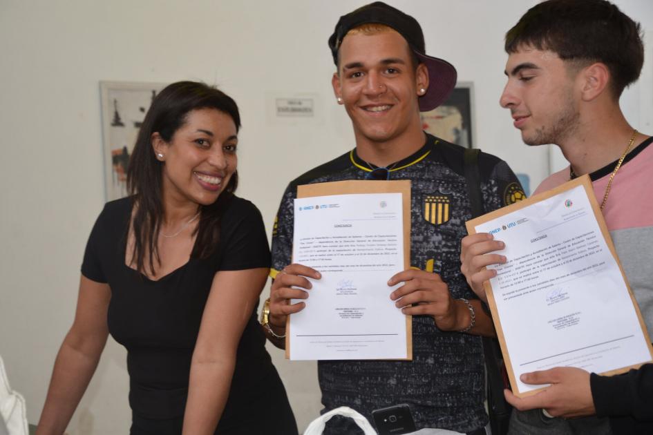 Rosa Méndez, gerenta del Área de Promoción Sociocultural, con participantes Rosa Méndez, gerenta del Área de Promoción Sociocultural, con participantes