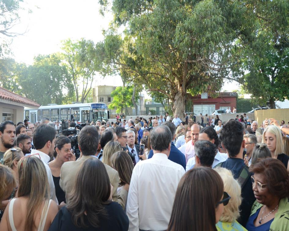 Autoridades, usuarios y público en general en el estacionamiento del Cachón luego del fin de acto.