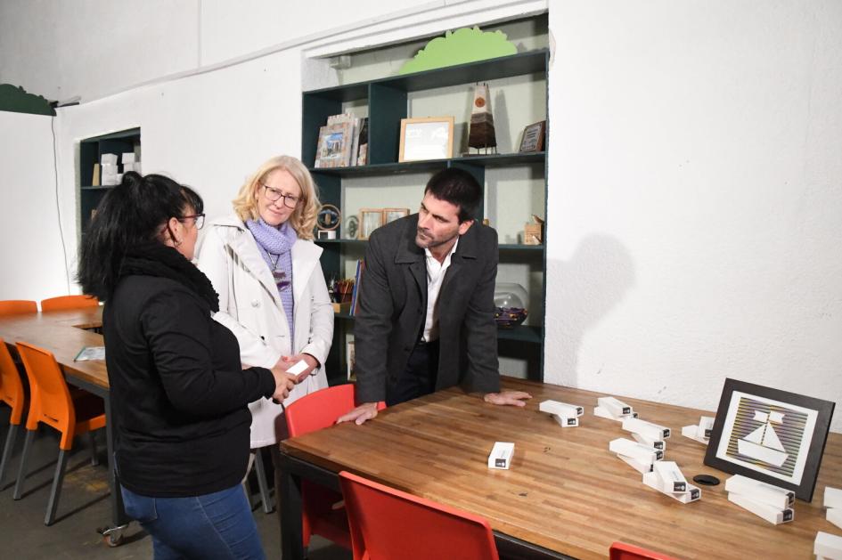 Autoridades en diálogo con la coordinadora de las capacitaciones Autoridades en diálogo con la coordinadora de las capacitaciones