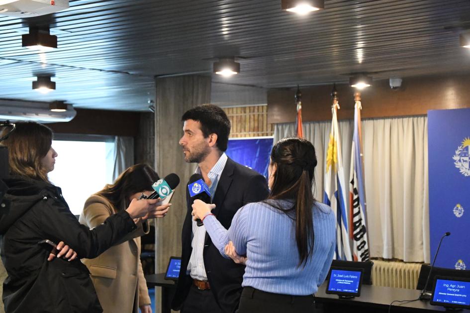 Ministro de Desarrollo Social realizando declaraciones Ministro de Desarrollo Social realizando declaraciones