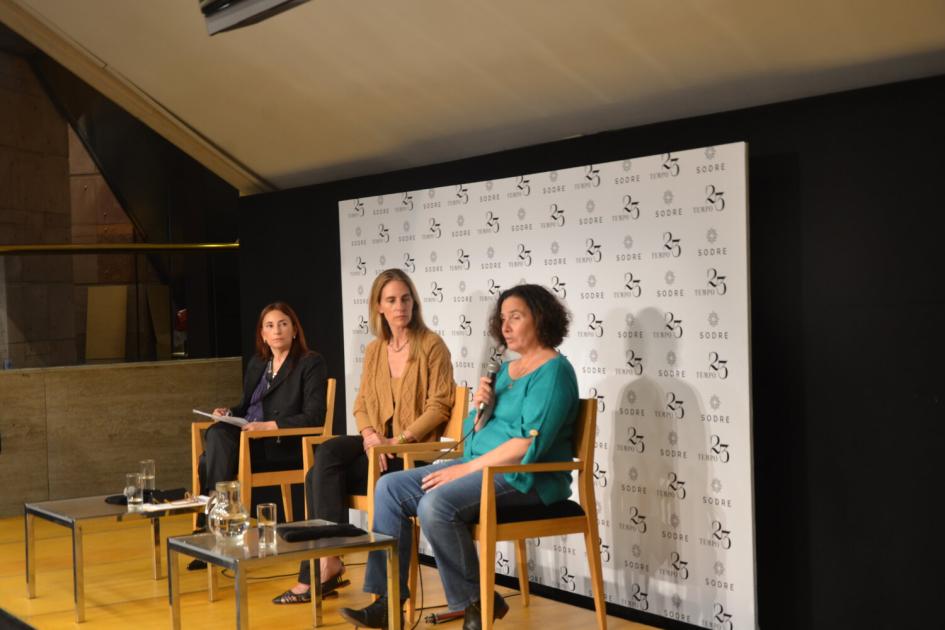 Adela Dubra, Antonia Irazábal y Rossana Minoli dan la bienvenida al evento. Tres mujeres sentadas sobre estrado en presentación del evento.