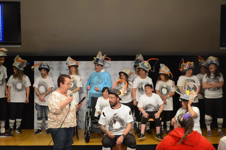 Murga La de ACRIDU durante la lectura de carta de una de las madres. Murga integrada por jóvenes con discapacidad durante su actuación, junto a director y a una madre.