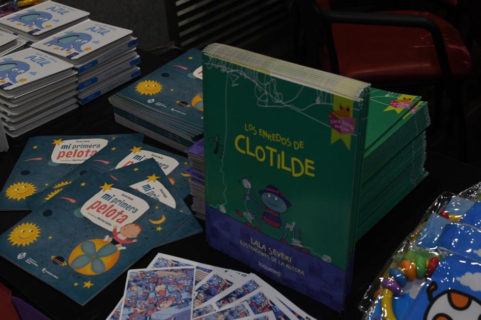 Muestra de libros infantiles sobre una mesa Muestra de libros infantiles sobre una mesa