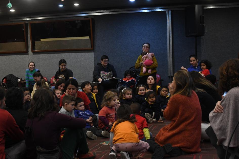 Mediadoras de lectura contando historias a niños presentes Mediadoras de lectura contando historias a niños presentes