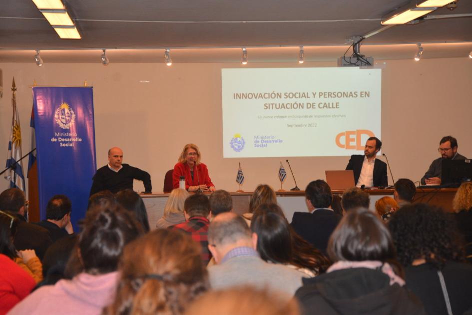 Autoridades y público presente Autoridades y público presente