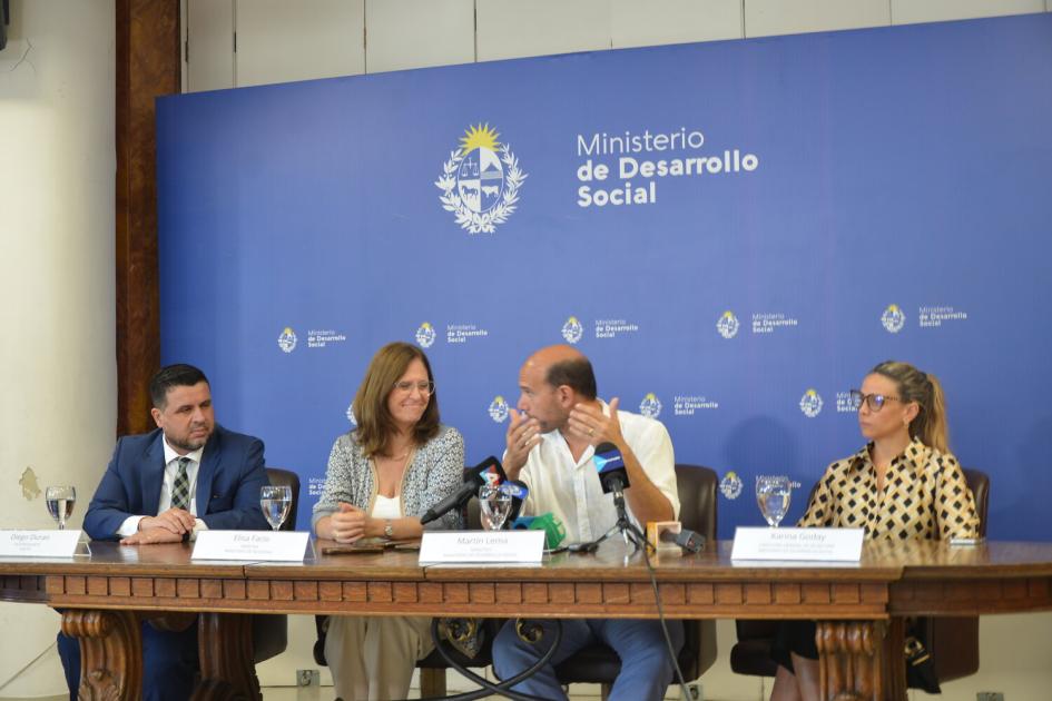 Mesa de autoridades en conferencia de prensa Mesa de oratoria: de izquierda a derecha: Durán, Facio, Lema y Goday. De fondo, placa con logo MIDES