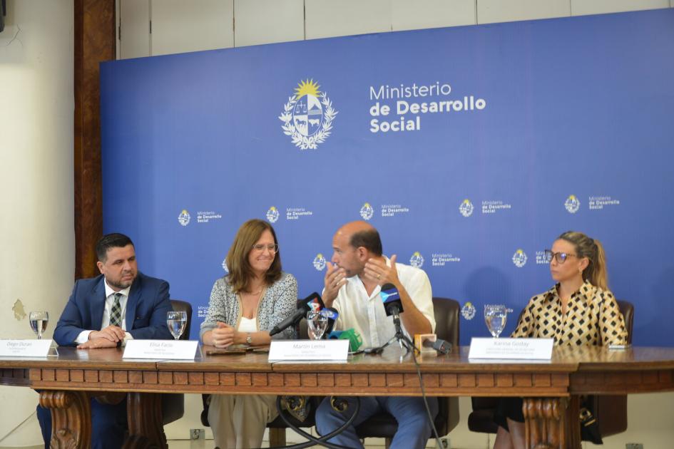 Mesa de oratoria: de izquierda a derecha: Durán, Facio, Lema y Goday. De fondo, placa con logo MIDES