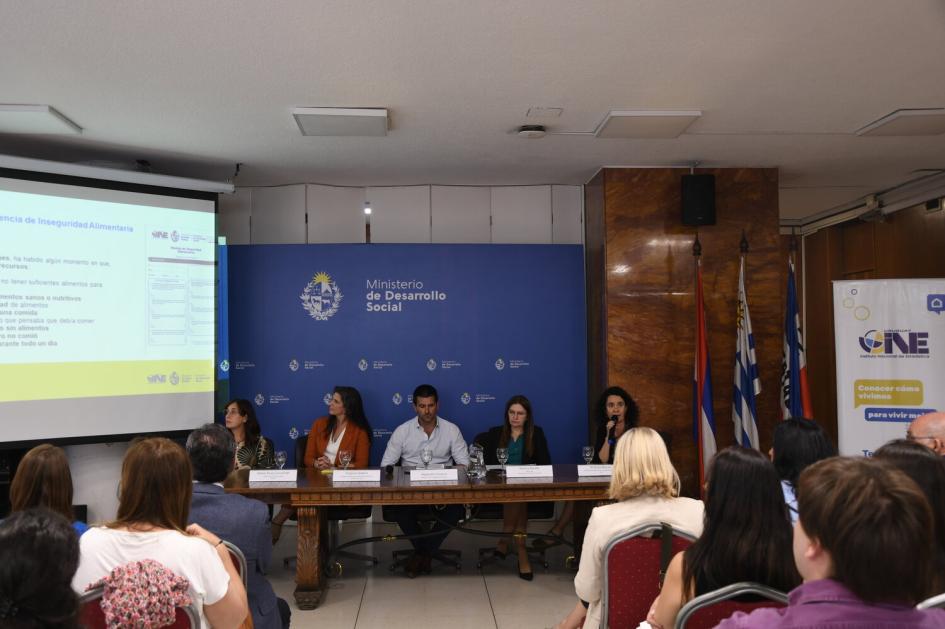 Mesa de autoridades en la presentación Mesa de autoridades en la presentación