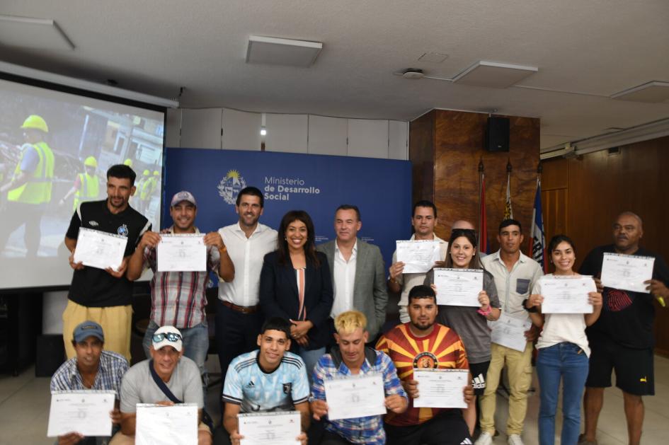 Autoridades y participantes del curso con sus diplomas Autoridades y participantes del curso con sus diplomas