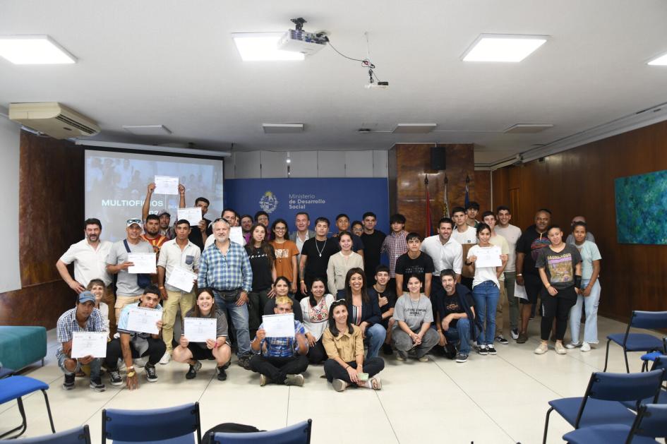 Estudiantes junto a docentes y autoridades presentes en la entrega de diplomas Estudiantes junto a docentes y autoridades presentes en la entrega de diplomas