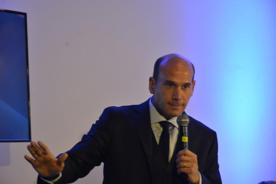 Ministro Lema durante su presentación en el almuerzo de trabajo de ADM en Club de Golf del Uruguay Ministro Lema , micrófono en mano, habla a la audiencia.