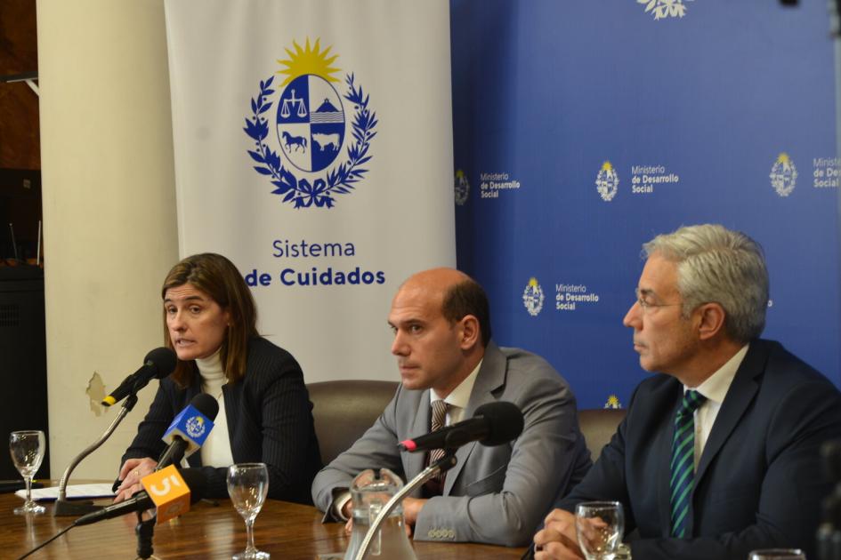 Krall, Lema al medio y Silva, al fondo banners del Sistema de Cuidados y MIDES.