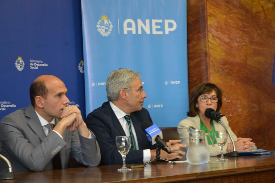 Mesa de autoridades durante la exposición de Olga de las Heras. .
