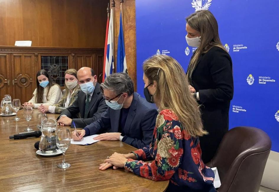 Autoridades del Ministerio de Desarrollo social y del Sodre en firma de convenio sociocultural Autoridades del Ministerio de Desarrollo social y del Sodre en firma de convenio sociocultural.