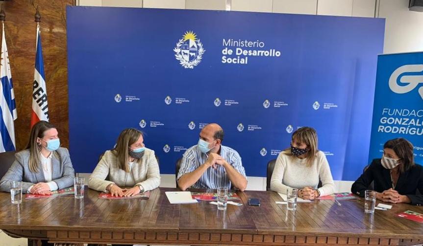 Firma de convenio Mides con Fundación Gonzalo Rodríguez Mesa con los representantes de ambos organismos en firma de convenio