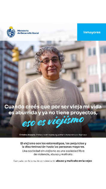 Mujer mayor sonríe en la calle; afiche sobre viejismo y derechos