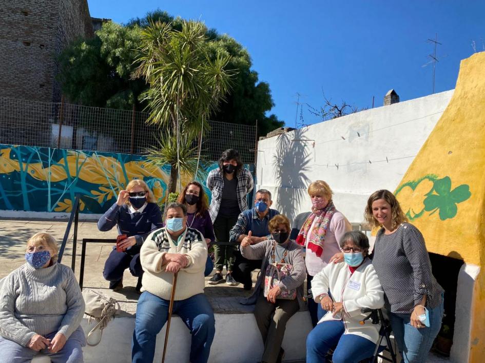 Personas protagonistas de la pintada del Mural de los Derechos Personas sentadas charlando