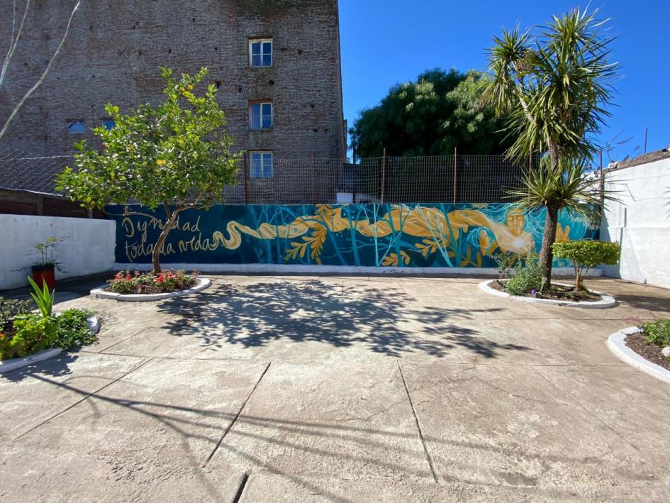Mural de los Derechos Vista del patio con el mural al fondo