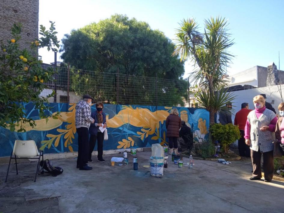 Personas participando de la pintada del Mural de los Derechos Personas participando de la pintada