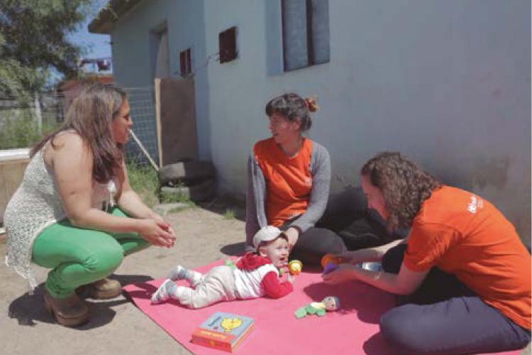 Equipo del MIDES haciendo acompañamiento