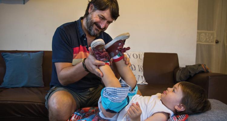 Padre cambia a su hijo Padre cambia a su hijo
