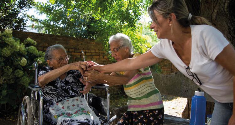 Cuidados de personas mayores Cuidados de personas mayores