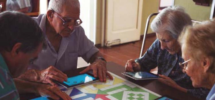 Recreación para las personas mayores Personas mayores juegan un juego de mesa