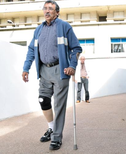 Hombre camina con muleta