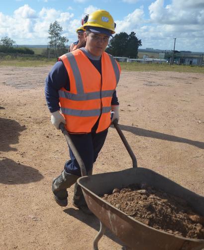 Mujer lleva una carretill