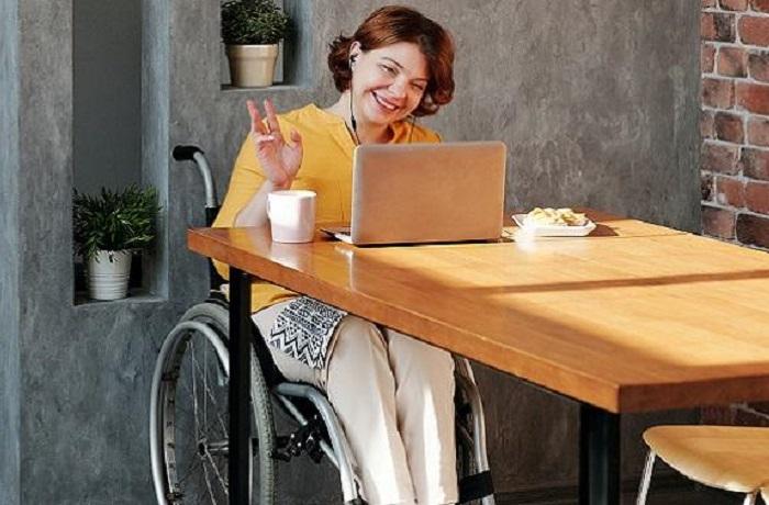 mujer en silla de ruedas