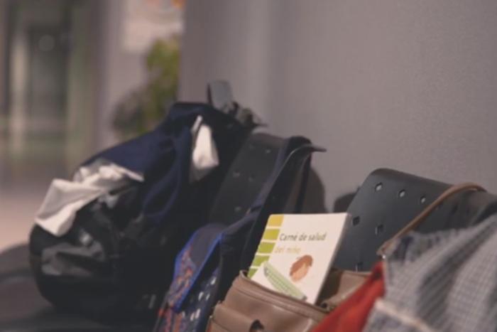 Cartera con un carné de salud de un niño