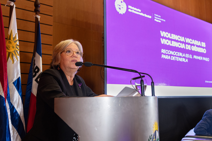 Mónica Xavier en uso de la palabra durante el acto central por el 25-N 2025