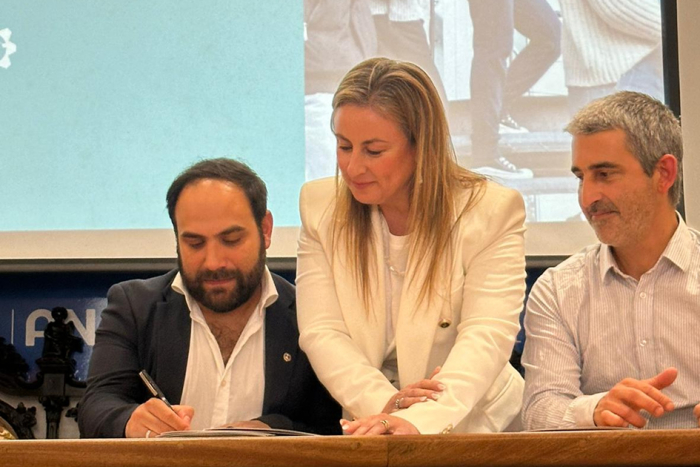 Ministro Civila en firma de convenio MIDES y UTU Ministro Civila en firma de convenio MIDES y UTU