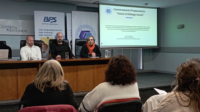 Mesa de autoridades y público presente en la actividad 